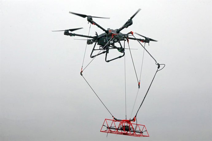 Archivo - Arquivo - 11 de fevereiro de 2025, Demydiv, Região de Kyiv, Ucrânia: DEMYDIV, UCRÂNIA - 11 DE FEVEREIRO DE 2025 - Uma demonstração do sistema de levantamento magnético baseado em UAV da MinesEye, que consiste em um drone, um magnetômetro e outro