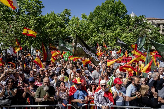 Archivo - Arquivo - Dezenas de pessoas com bandeiras espanholas participam de um comício da VOX e da Solidaridad para o Dia Internacional dos Trabalhadores, na Plaza de Chamberí, em 1º de maio de 2023, em Madri, Espanha. O sindicato Solidaridad e a Vox re