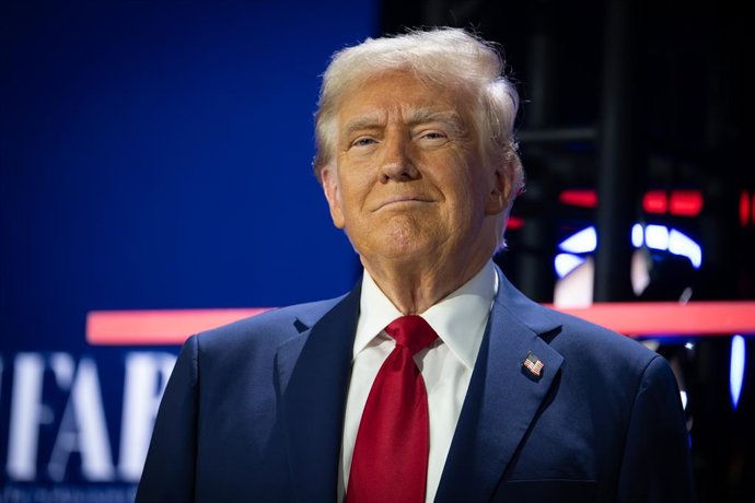 Arquivo - 28 de outubro de 2024, Powder Springs, Geórgia, EUA: Donald Trump cumprimenta apoiadores evangélicos na cúpula do National Faith Advisory Board.