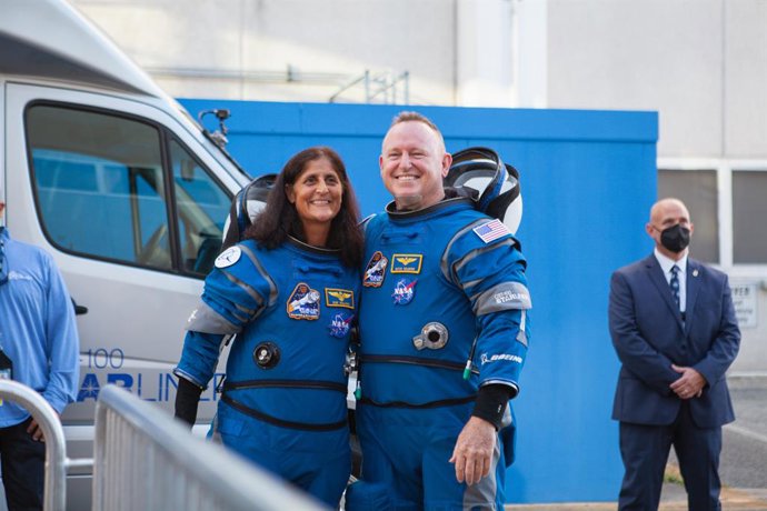 Archivo - Arquivo - 5 de junho de 2024, Cabo Canaveral, Flórida, Estados Unidos da América: O astronauta da NASA Butch Wilmore, à direita, e o companheiro de tripulação Suni Williams, à esquerda, se despedem de amigos e familiares enquanto se preparam par