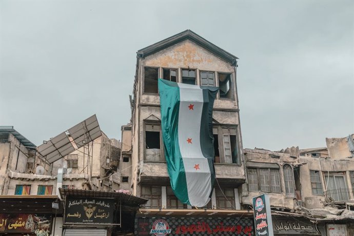 La bandera de Siria en un edificio en la capital, Damasco, tras la caída del régimen de Bashar al Asad a causa de una ofensiva de yihadistas y rebeldes encabezados por Hayat Tahrir al Sham (archivo)