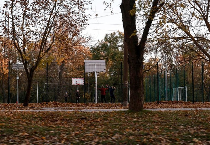 Archivo - Arquivo - 7 de novembro de 2024, Kherson, Ucrnia: KHERSON, UCRNIA - 7 DE NOVEMBRO DE 2024 - Homens jogam basquete no campo de esportes, Kherson, Ucrnia
