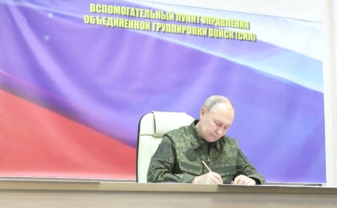 HANDOUT - 13 de março de 2025, Rússia, Kursk: O presidente russo Vladimir Putin assina documentos durante uma visita surpresa à região de Kursk. Foto: -/Kremlin/dpa - ATENÇÃO: uso editorial apenas e somente se o crédito mencionado acima for mencionado na 