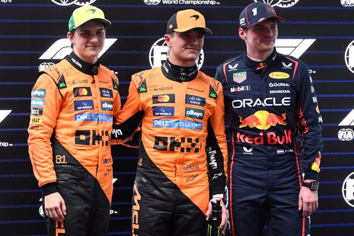 15 March 2025, Australia, Melbourne: (L-R) Australian Formula One driver Oscar Piastri of McLaren, British Formula One driver Lando Norris of team McLaren, and Dutch Formula One driver Max Verstappen of Red Bull celebrate during the Qualifying session of 