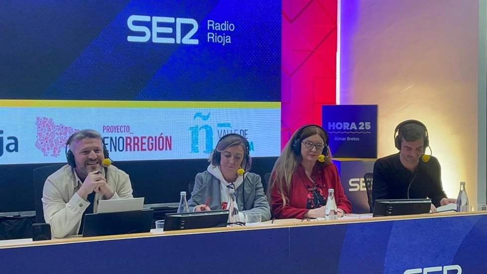 La rectora de la UR, Eva Sanz, junto a Aimar Bretos, director de 'Hora 25' que se ha emtidio desde la UR