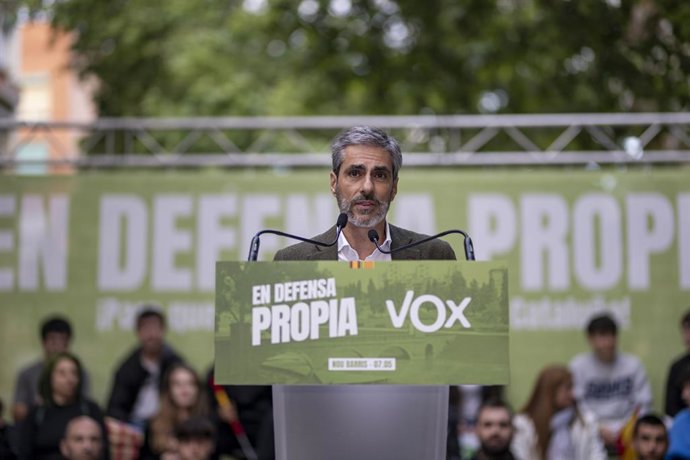 Archivo - El alcaldable de VOX para Barcelona, Gonzalo de Oro-Pulido, interviene durante un mitin de VOX, en la plaza Jardins dAlfbia del barrio de Nou Barris, a 7 de mayo de 2024, en Barcelona, Catalunya (España). Este mitin es uno de los celebrados 
