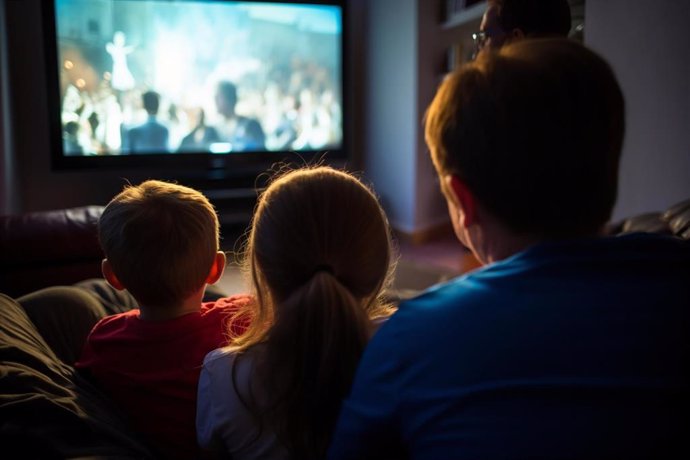 Una familia viendo la televisión.