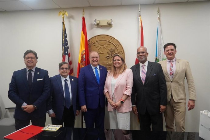 Reunión en las oficinas del Condado de Miami Dade.