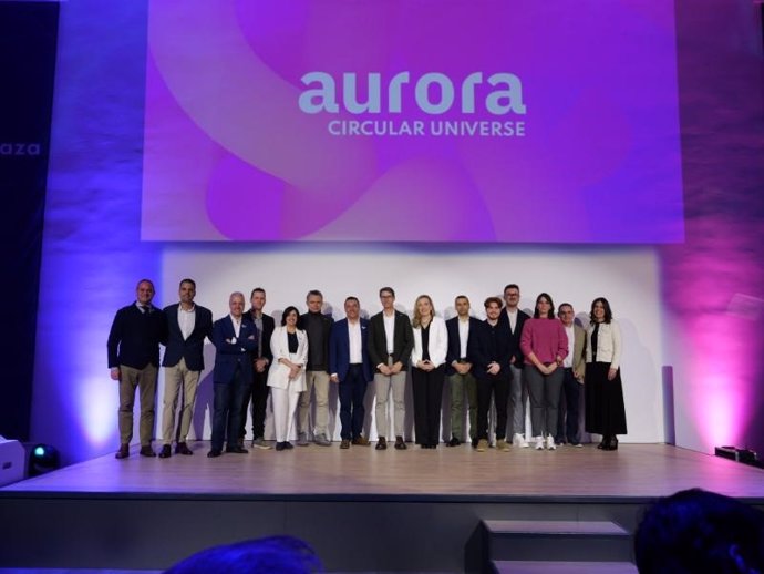 El presidente del Gobierno de La Rioja, Gonzalo Capellán, junto a la consejera de Economía, Innovación, Empresa y Trabajo Autónomo, Belinda León, participa en la inauguración del edificio Circular Universe