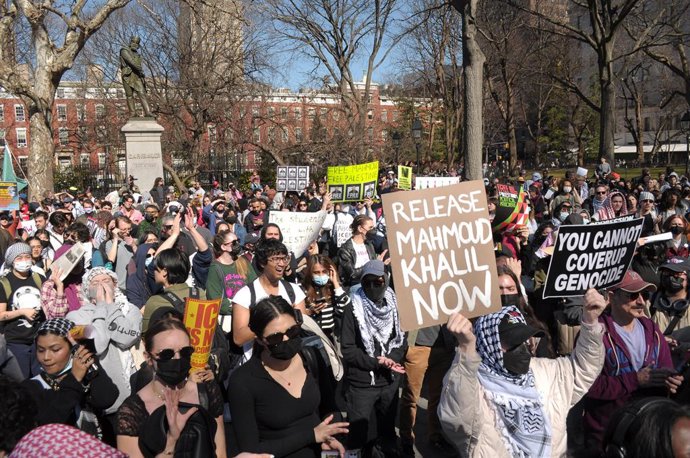 11 de março de 2025, EUA, Nova York: Manifestantes pró-Palestina seguram cartazes em uma manifestação no Washington Square Park para condenar o governo Trump pela prisão e deportação planejada de Mahmoud Khalil, recém-formado pela Universidade de Columbia