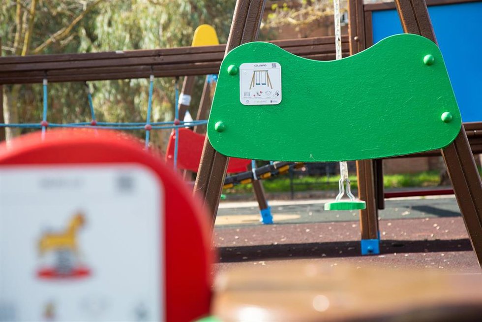 Archivo - Pictograma o placa visual instalada en un parque para niños con autismo.