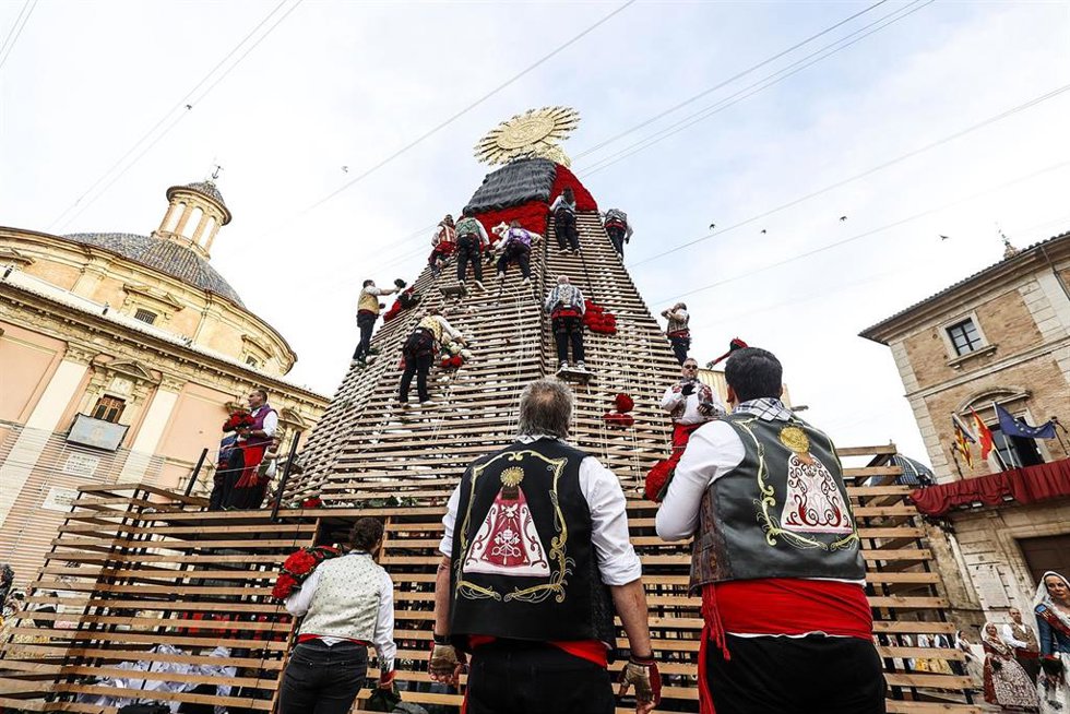 Archivo - Imagen de archivo de la confección del manto de la Virgen de los Desamparados durante una ofrenda fallera en Valncia.