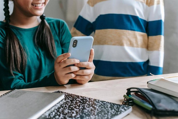 Imagen de unos adolescentes usando el teléfono móvil.