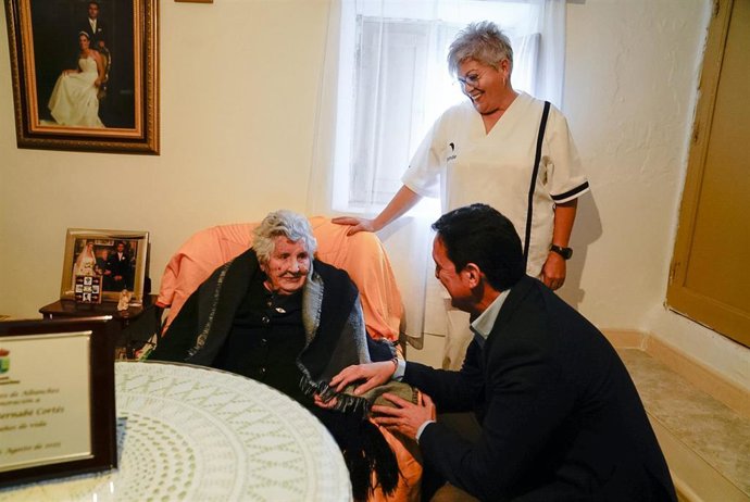 El presidente de la Diputación de Almería, Javier Aureliano García, junto a María Eugenia Bernabé.