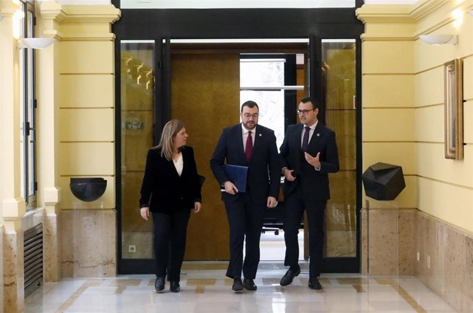 La vicepresidenta, Gimena Llamedo; el presidente, Adrián Barbón; y el consejero portavoz del Gobierno del Principado, Guillermo Peláez