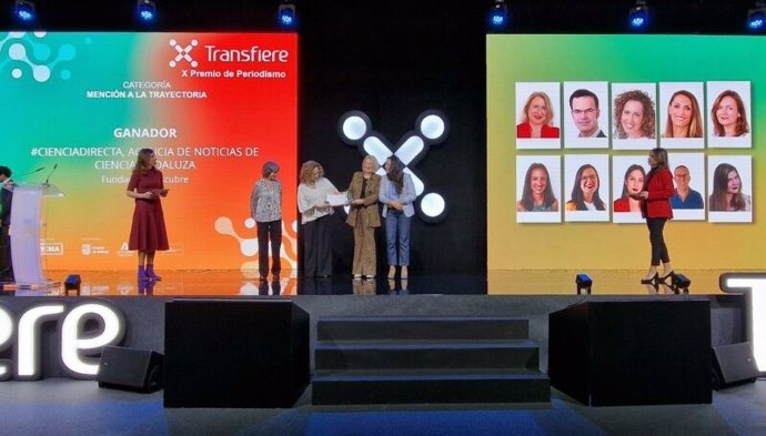 Imagen de la entrega de la Mención a #CienciaDirecta.