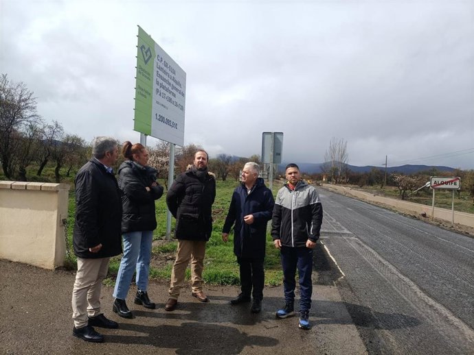 El diputado provincial del PSOE de Granada José María Villegas visita el ensanche de la vía Lanteira-Alquife.