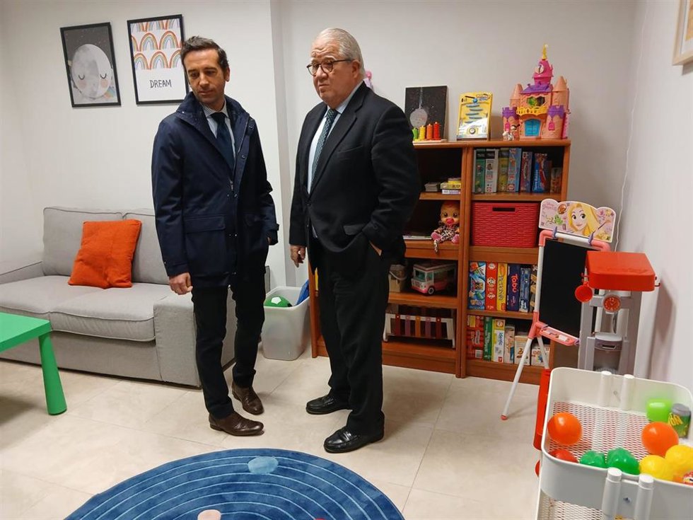 Visita del director general de Justicia Juvenil, Esteban Rondón, y el delegado territorial de Justicia, Javier Carazo, al Punto de Encuentro Familiar de Úbeda (Jaén).