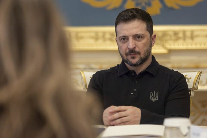 13 de março de 2025, Kiev, Ucrânia: O presidente ucraniano, Volodymyr Zelenskyy, ouve o político holandês Dilan Yesilgoz-Zegerius, líder do partido VVD da Holanda, durante discussões bilaterais no Palácio Mariinsky, em 13 de março de 2025, em Kiev, na Ucr