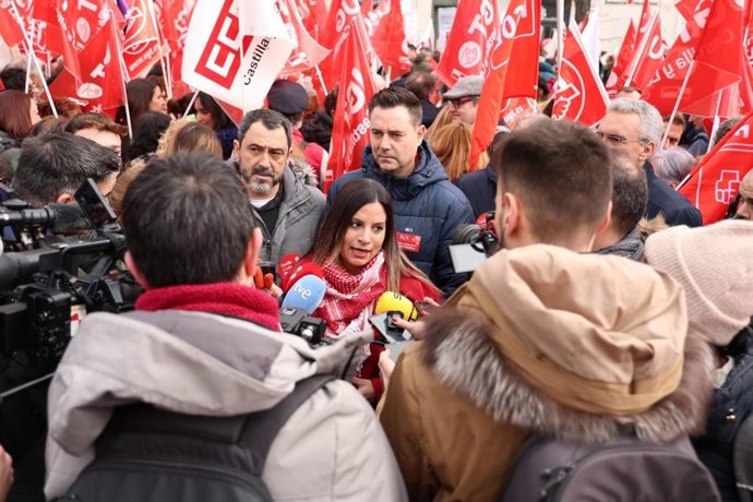 La vicesecretaria general del PSCyL, Nuria Rubio, junto al secretario de Organización, Daniel de la Rosa, y la viceportavoz en las Cortes, Patricia Gómez, en la Manifestación en Defensa de la Sanidad Pública