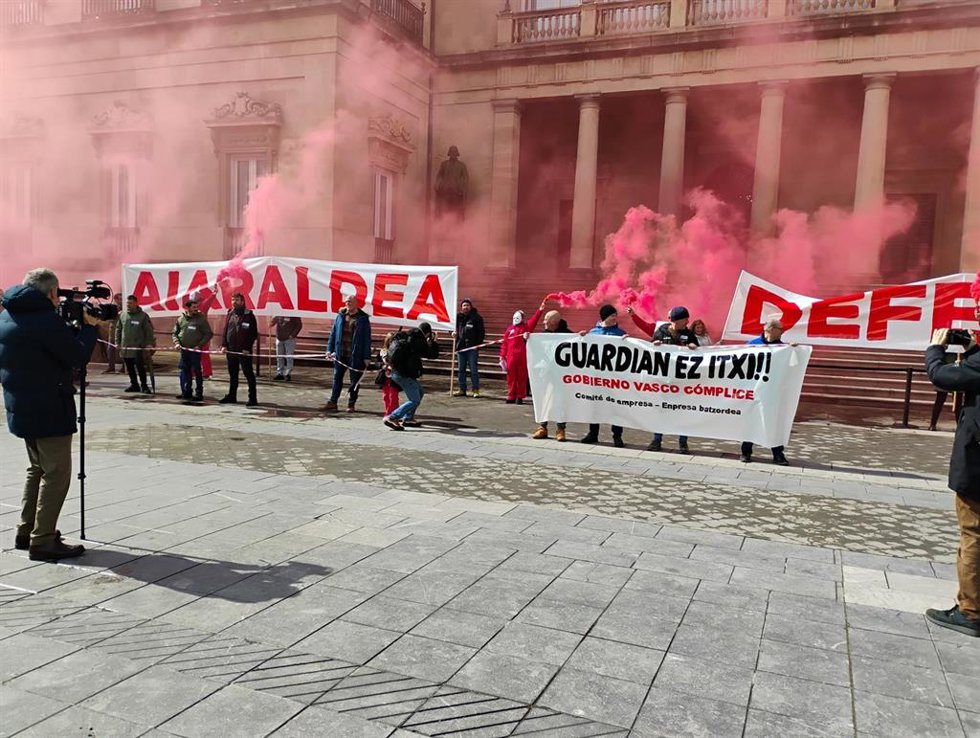 La protesta ha consistido en la formación de una cadena humana que ha rodeado el edificio de la Diputación Foral de Álava y en una posterior concentración