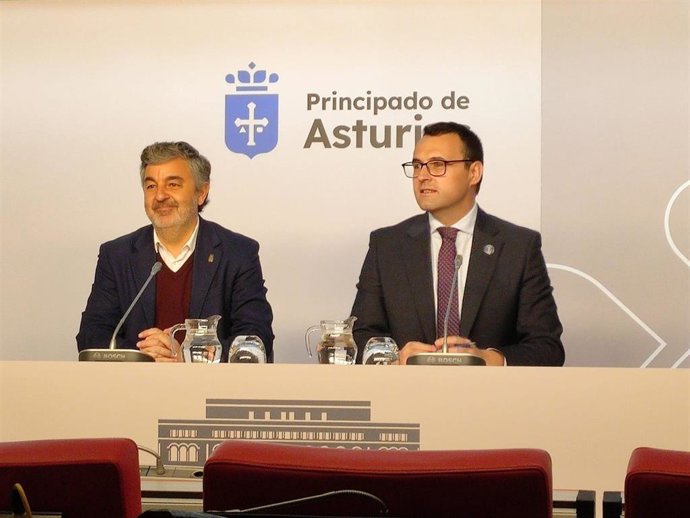 Los consejeros del Principado Alejandro Calvo y Guillermo Peláez en rueda de prensa tras la reunión del Consejo de Gobierno