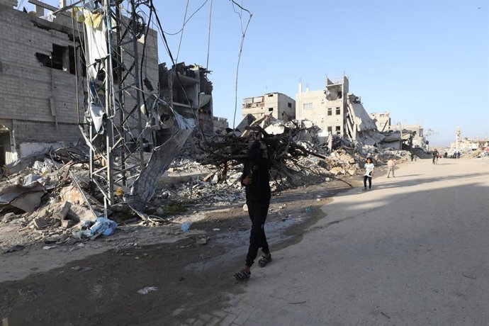 14 de maro de 2025, Nuseirat, Faixa de Gaza, Território Palestino: Uma cena de devastao enquanto os palestinos continuam suas vidas diárias com recursos limitados em meio aos escombros de edifícios destruídos por ataques israelenses no campo de refug