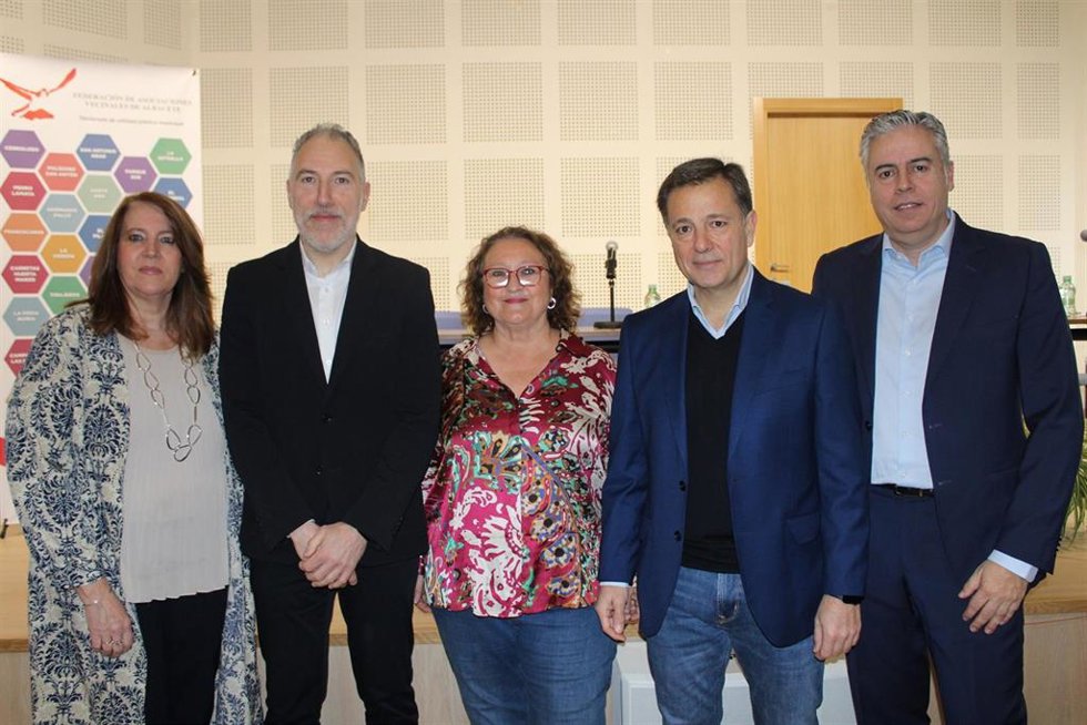 El alcalde de Albacete, Manuel Serrano, con la nueva junta directiva de la Federación de Asociaciones de Vecinos de Albacete (Fava)