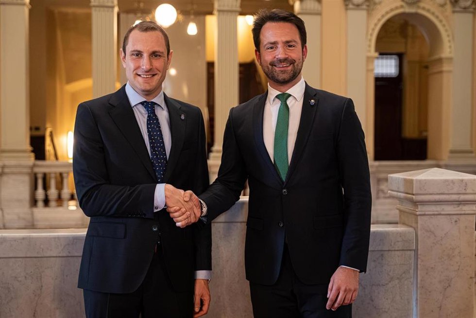 El diputado del Grupo Mixto-Foro, Adrián Pumares, y el portavoz parlamentario y presidente del PP de Asturias, Álvaro Queipo, en la Junta General del Principado