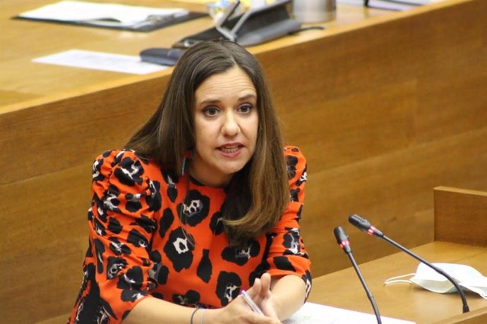 Archivo - La diputada de Compromís y portavoz de Empleo en Les Corts, Mònica Àlvaro, en una imagen de archivo