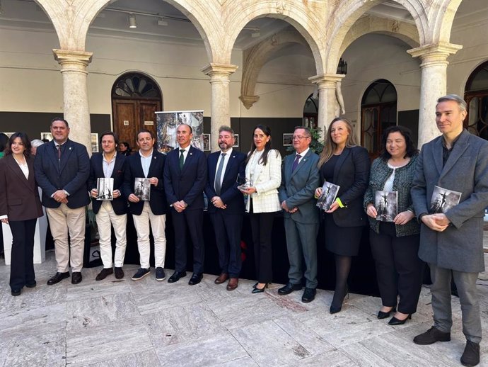 Imagen de la delegada del Gobierno de la Junta de Andalucía en Almería, Aránzazu Martín, tras ser nombrada socia de honor por la Asociación Focoal.