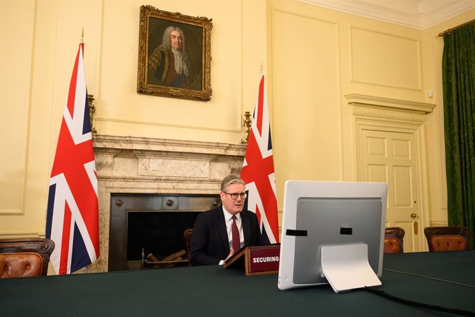 15 de março de 2025, Reino Unido, Londres: O primeiro-ministro britânico, Keir Starmer, realiza uma chamada de videoconferência em Downing Street com líderes internacionais para discutir o apoio à Ucrânia. Foto: Leon Neal/PA Wire/dpa