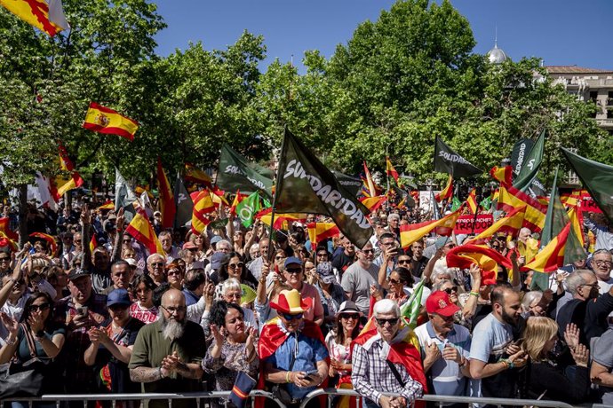Archivo - Desenes de persones amb banderes d'Espanya en un míting de Vox i Solidaritat