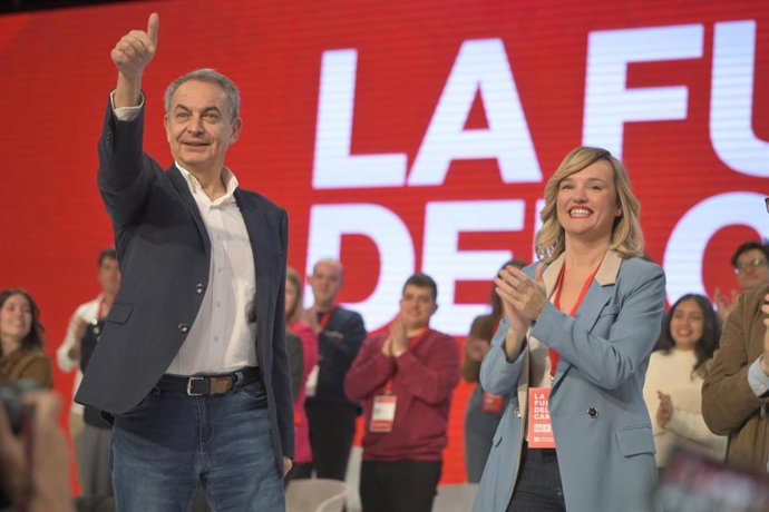 El expresidente del Gobierno de España, José Luis Rodríguez Zapatero, y la secretaria general del PSOE de Aragón, ministra de Educación, Formación Profesional y Deportes y portavoz del Gobierno, Pilar Alegría.