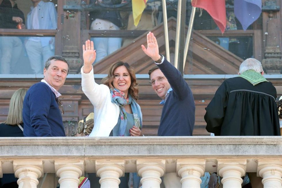 La alcaldesa de Valncia, María José Catalá, y el alcalde de Madrid, José Luis Martínez- Almeida, durante la masclet de este sábado