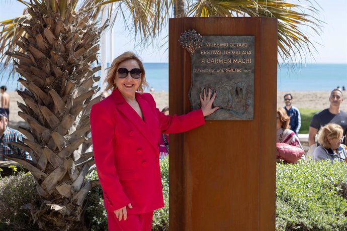 Carmen Machi descubre su monolito en el Paseo Marítimo Antonio Banderas en el marco del Festival de Málaga