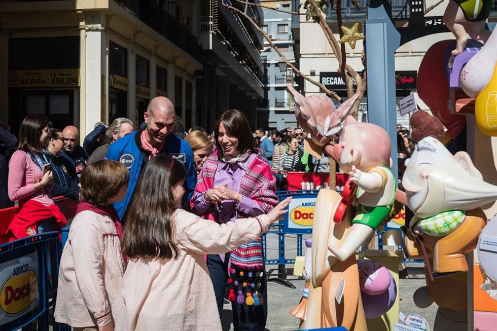 La ministra de Ciencia, Innovación y Universidades, Diana Morant, y Pablo Álvarez, astronauta por la Agencia Espacial Europea (ESA), visitan las Fallas de Valncia.