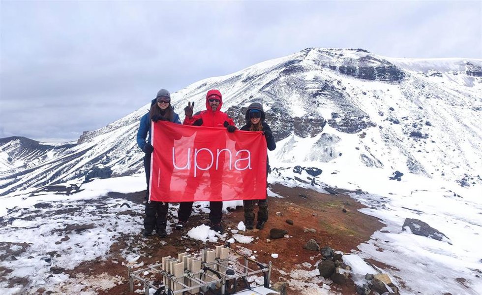 El equipo de la UPNA que ha participado en la expedición, junto al generador termoeléctrico. De izda. A dcha., Nerea Pascual, David Astrain y Patricia Alegría.