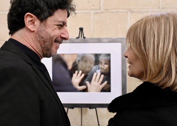 La alcaldesa de Jerez, María José García-Pelayo, y el fotoperiodista Emilio Morenatti.