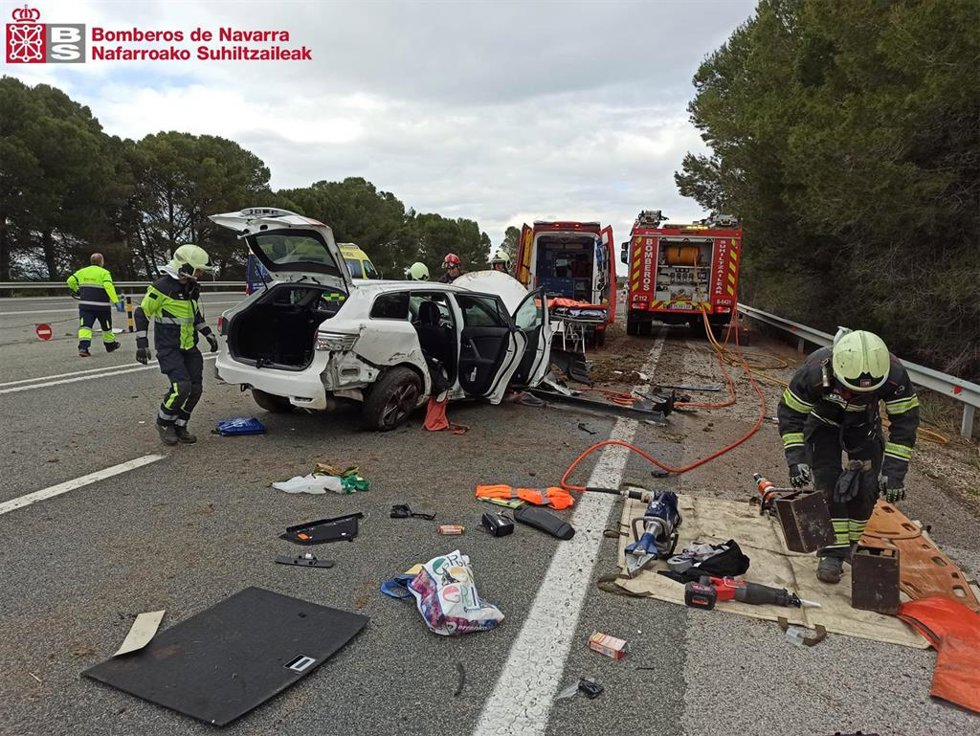Efectivos de bomberos intervienen en el lugar del accidente.