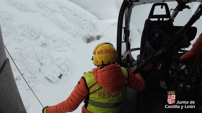 A equipe de resgate da Junta de Andalucía interveio no Pico Curavacas, em Palência, para resgatar seis alpinistas que haviam ficado presos no Pico Medio.