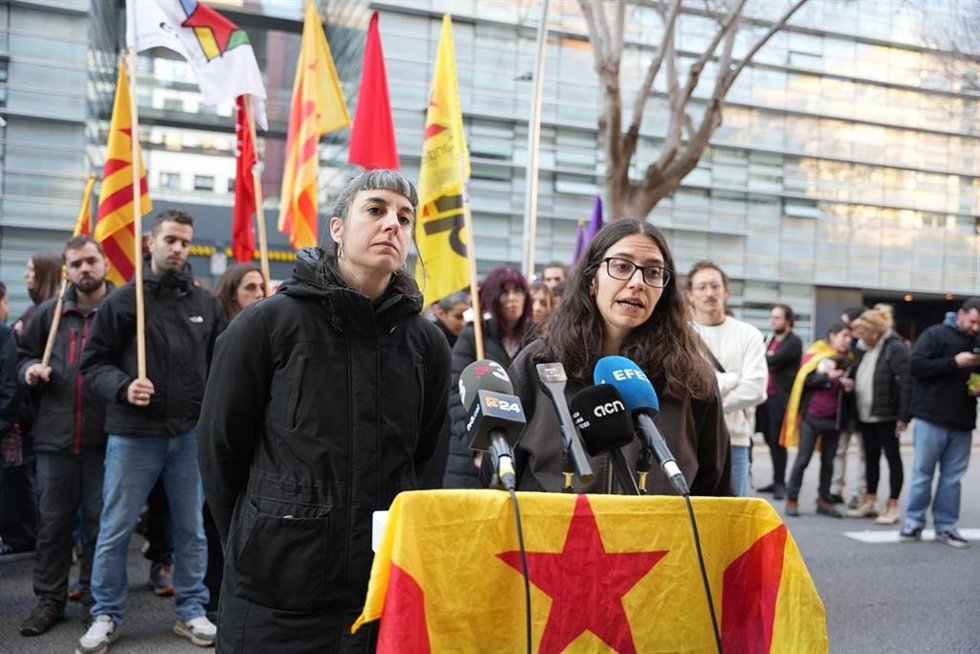 La portavoz del Secretariat Nacional de la CUP, Su Moreno, y la portavoz de Alerta Solidria, en una declaración a los medios ante la comisaría de Les Corts