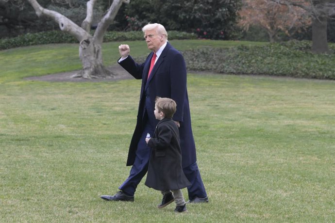 14 de março de 2025, Washington, Dc, Estados Unidos: O presidente dos EUA, Donald Trump, e o filho de Elon Musk, X, partem para a Casa Branca a caminho de Mar-a-Lago, hoje, 14 de março de 2025, no South Lawn/White House em Washington DC, EUA.