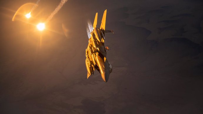 Archivo - December 26, 2024, Undisclosed, CENTCOM: A U.S Air Force F-15E Strike Eagle fighter aircraft, fires anti-missile flares during a sortie as part of Operation Prosperity Guardian, December 26, 2024 over the U.S. Central Command area of responsibil