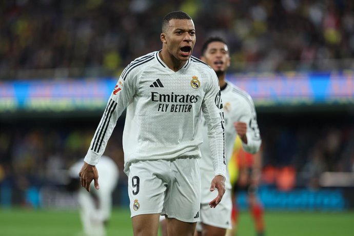 Kylian Mbappe, do Real Madrid, comemora um gol durante a partida de futebol do campeonato espanhol, LaLiga EA Sports, disputada entre Villarreal CF e Real Madrid CF no estádio La Ceramica em 15 de março de 2025, em Villarreal, Espanha.
