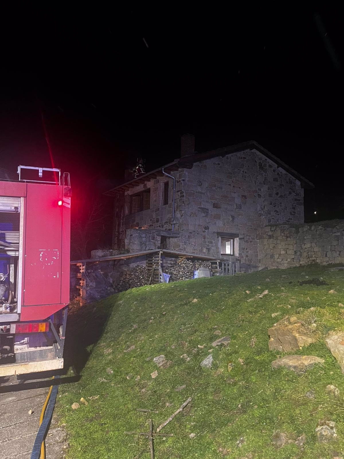 Bomberos extinguen un incendio en una vivienda de Valderredible