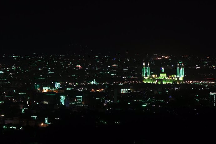 Archivo - (211016) -- SANAA, Oct. 16, 2021 (Xinhua) -- Photo taken on Oct. 15, 2021 shows the Yemeni capital Sanaa decorated with green lights to commemorate the upcoming Mawlid, the Prophet's Birthday.