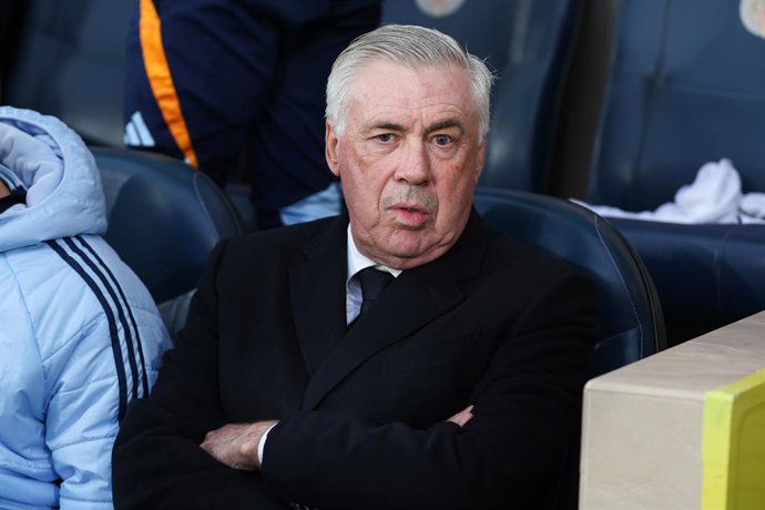 Carlo Ancelotti, técnico do Real Madrid, observa durante a partida de futebol do campeonato espanhol, LaLiga EA Sports, disputada entre Villarreal CF e Real Madrid CF no estádio La Ceramica em 15 de março de 2025, em Villarreal, Espanha.