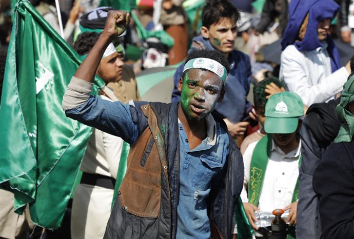 Archivo - Arquivo - 15 de setembro de 2024, Sanaa, Sanaa, Iêmen: Muçulmanos iemenitas participam de uma manifestação que marca o aniversário de nascimento do profeta islâmico Maomé em Sana'a, Iêmen, em 15 de setembro de 2024. OSAMAH YAHYA. O grupo Houthi 
