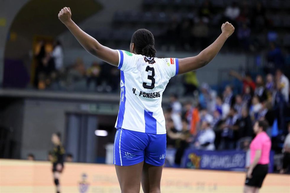 Kelly Nnonzie Fonkeng celebra un gol durante la Copa de la Reina de balonmano.